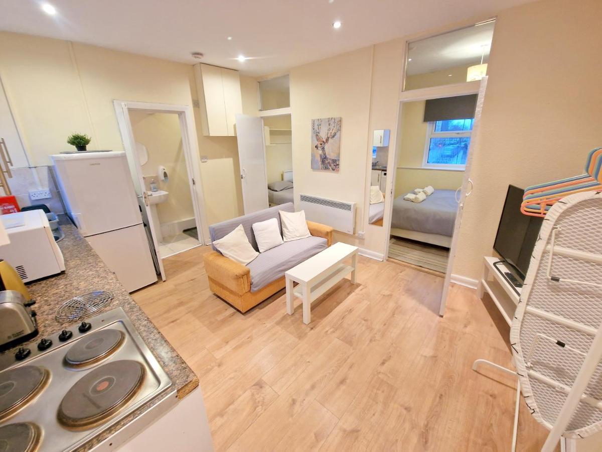 Super Studio With Two Bedrooms - Five Minutes From The Station! Λονδίνο Εξωτερικό φωτογραφία