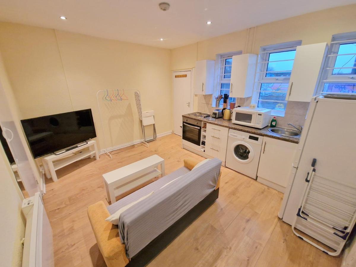 Super Studio With Two Bedrooms - Five Minutes From The Station! Λονδίνο Εξωτερικό φωτογραφία