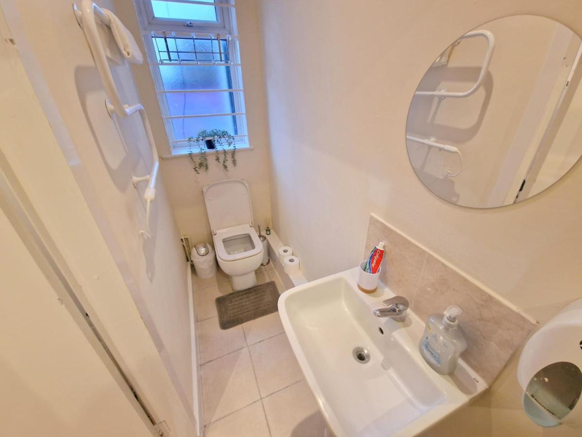 Super Studio With Two Bedrooms - Five Minutes From The Station! Λονδίνο Εξωτερικό φωτογραφία