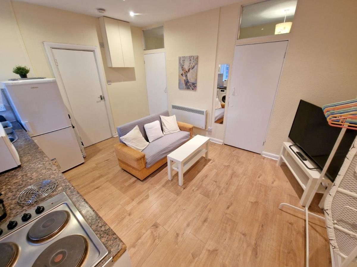 Super Studio With Two Bedrooms - Five Minutes From The Station! Λονδίνο Εξωτερικό φωτογραφία