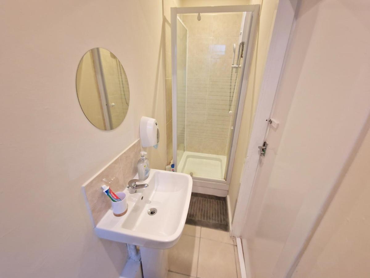 Super Studio With Two Bedrooms - Five Minutes From The Station! Λονδίνο Εξωτερικό φωτογραφία