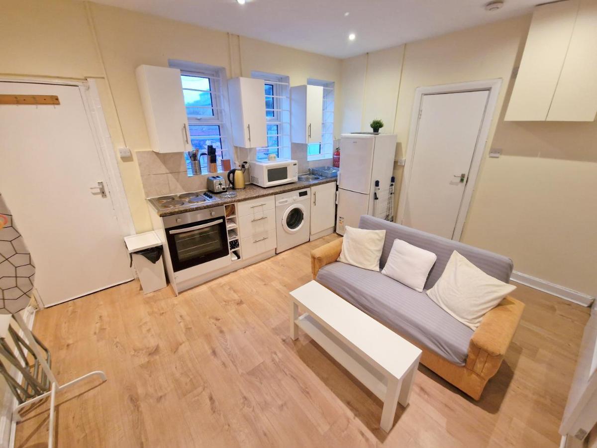Super Studio With Two Bedrooms - Five Minutes From The Station! Λονδίνο Εξωτερικό φωτογραφία