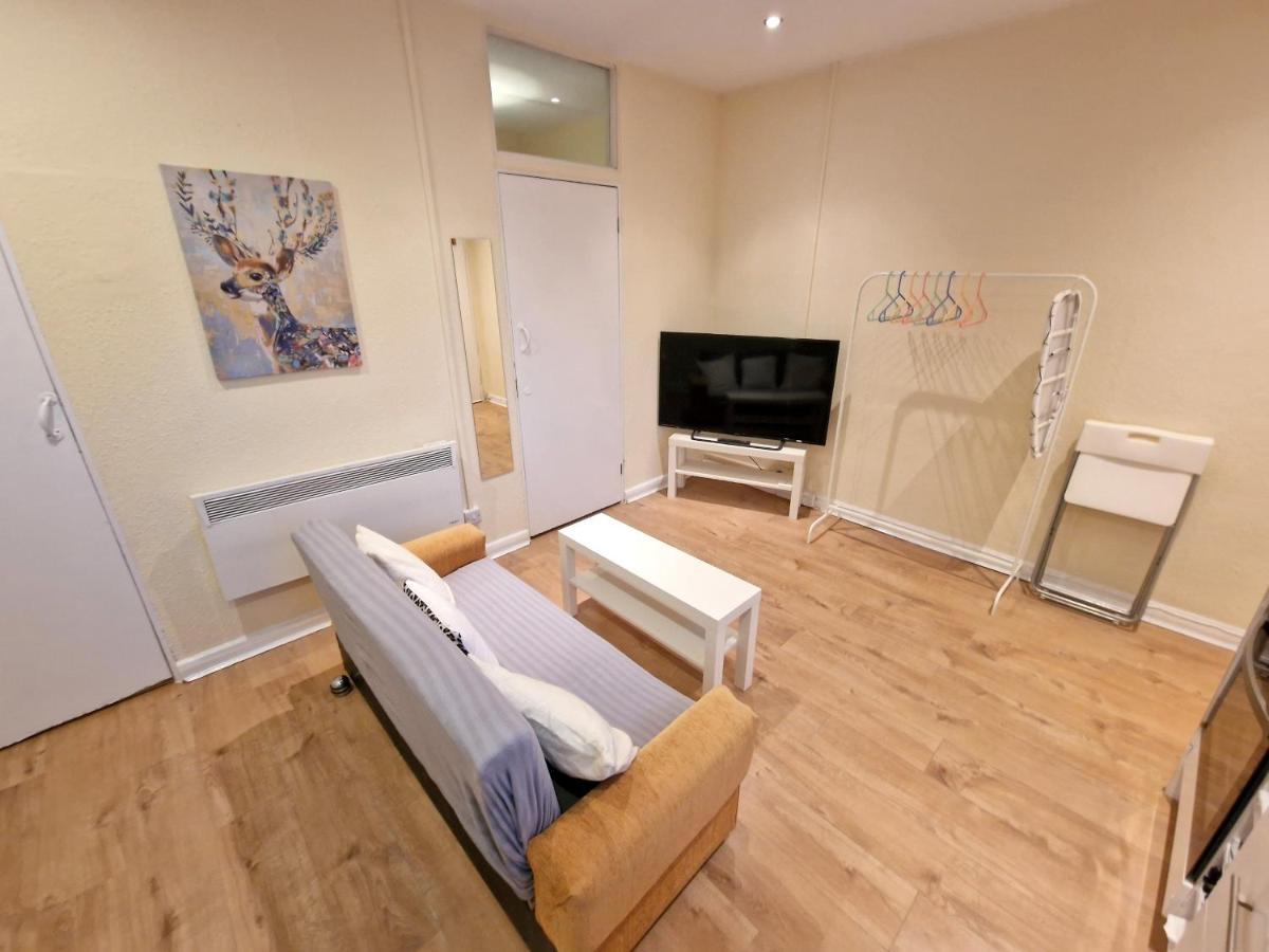 Super Studio With Two Bedrooms - Five Minutes From The Station! Λονδίνο Εξωτερικό φωτογραφία